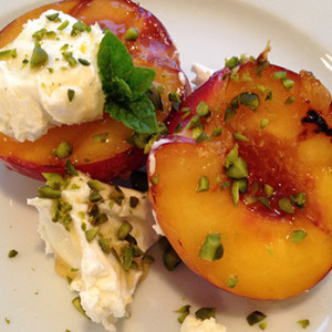 Grilled peach with mascarpone