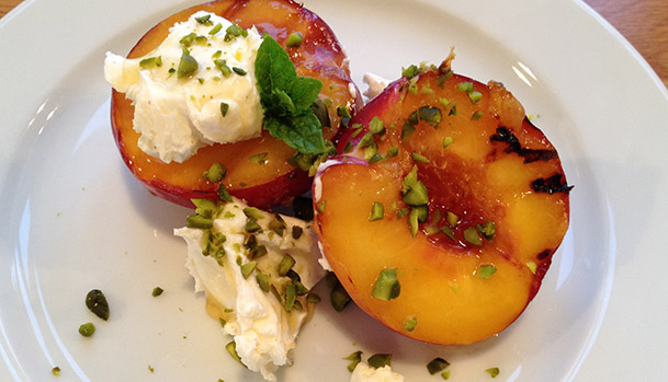 Grilled peach with mascarpone